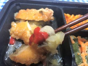 「ヨシケイ」シンプルミール 油淋鶏のキャベツ食べる